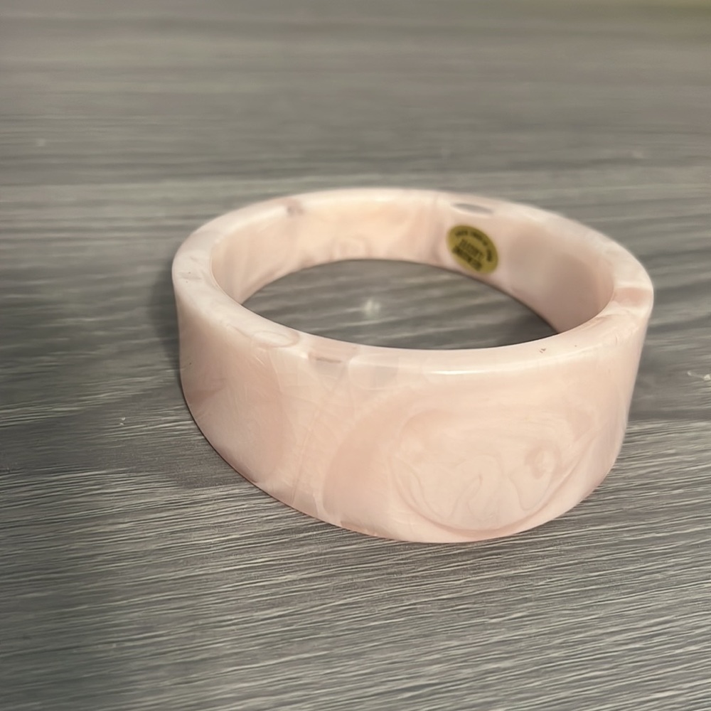 Vintage Lucite Plastic Bangle Bracelet, Pale Pink Swirls, Asymmetrical, Boho - Picture 5 of 11